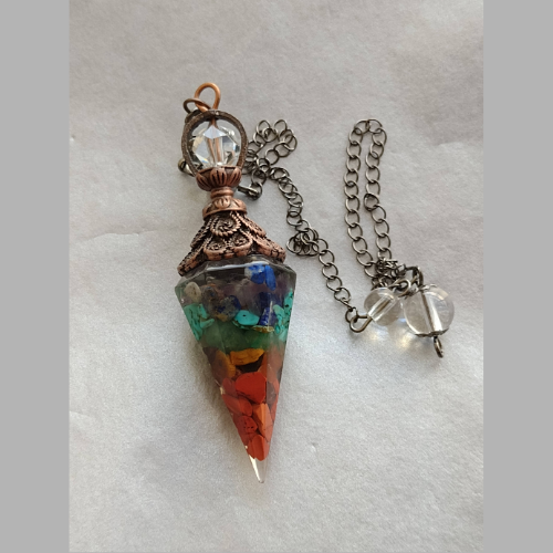 65 Péndulo de Resina con Siete Chakras — Equilibrio, Armonía y Energía Multicolor